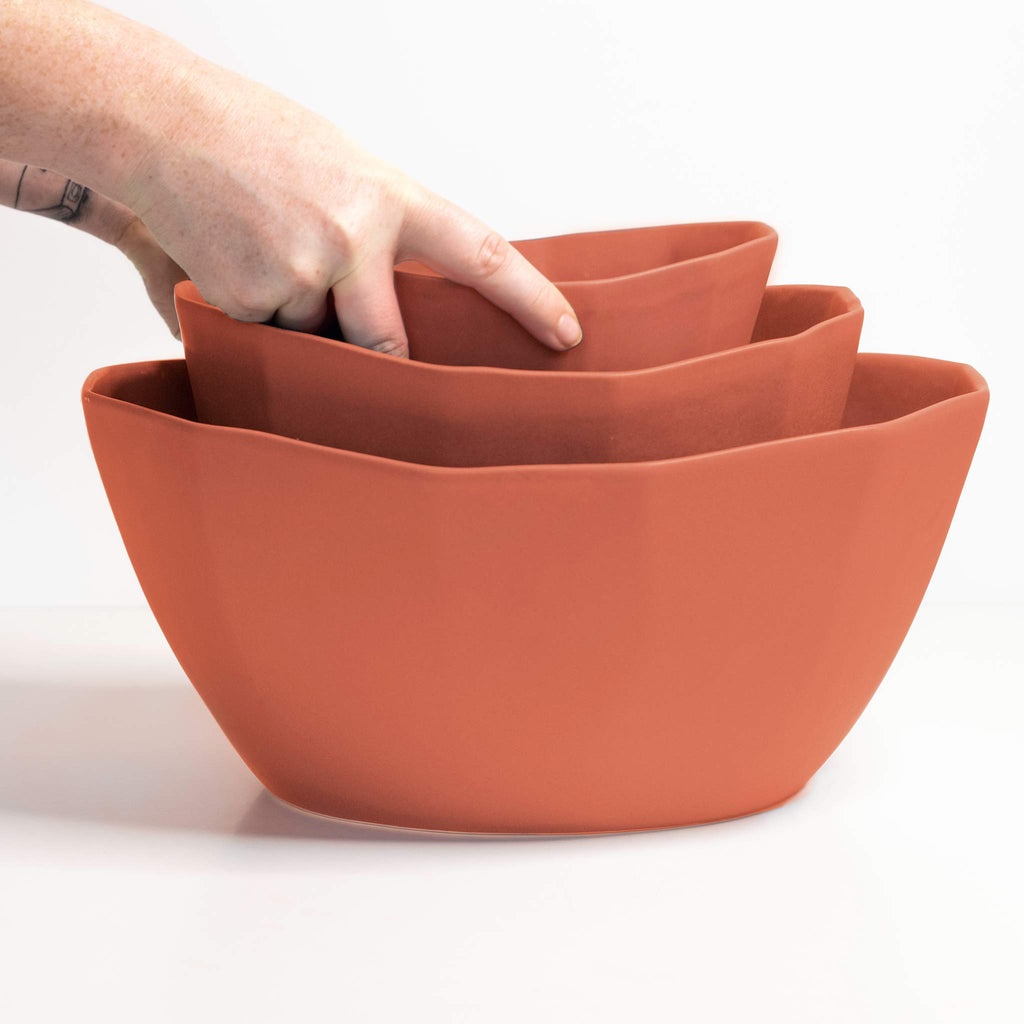 https://thebrightangle.com/cdn/shop/products/porcelain-mixing-and-nesting-bowl-set-terracotta-red-the-bright-angle-837679_1024x1024.jpg?v=1685119272